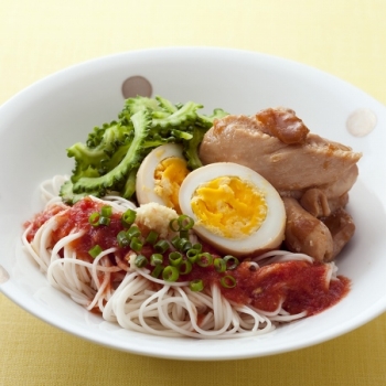 トマトだれそうめん　鶏肉とゆで卵の梅煮添え