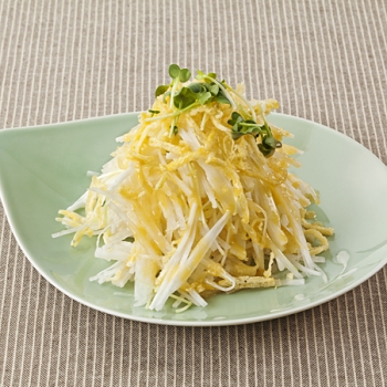 山芋と大根とかいわれ大根のサラダ　味噌ドレッシングかけ